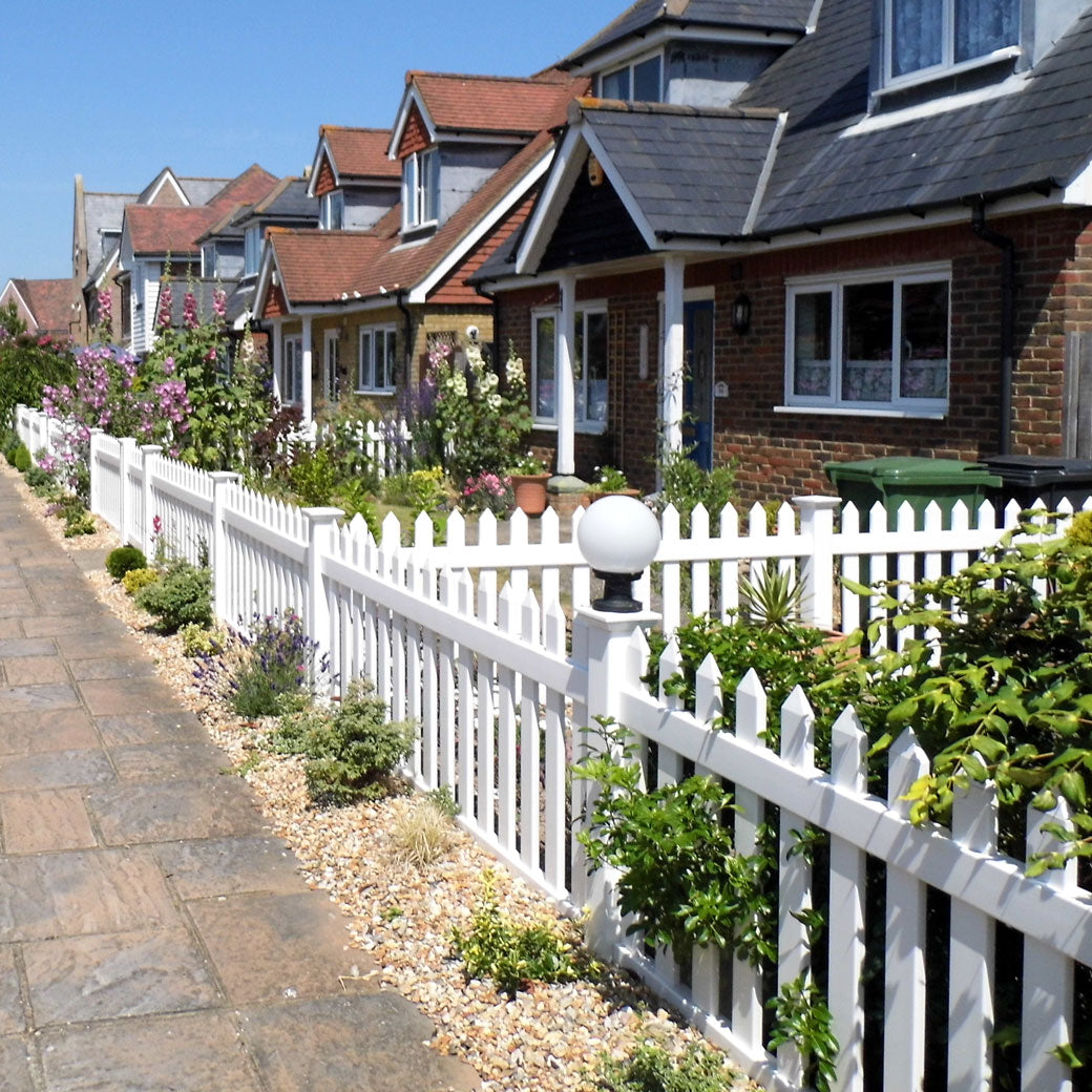 Pros and Cons of Garden Vinyl Fencing